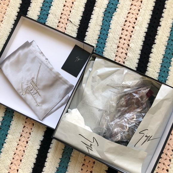 Giuseppe Zanotti JEANNINE Velvet Lace-Up Bootie - Picture 6 of 8